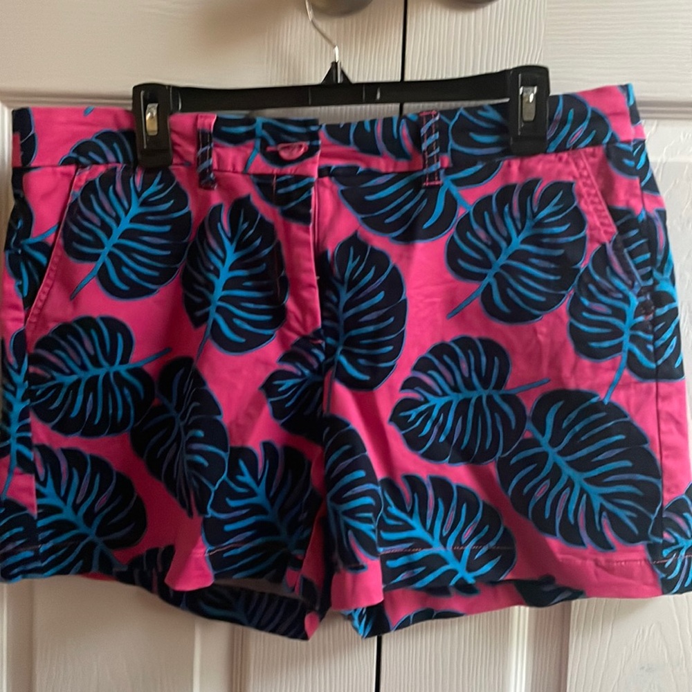 Crown & Ivy 5” seam shorts w front and back pockets, dark pink with palm leaves
